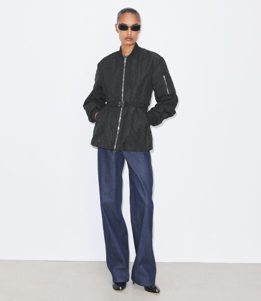 tory burch جاكيت تي مونوغرام بسحاب من قماش الجاكار