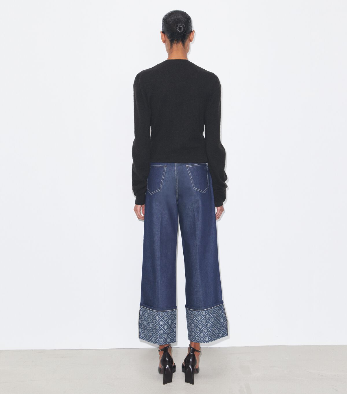 بنطال جينز مستقيم الساقين بأكمام متباينة tory burch بنطال جينز مستقيم الساقين بأكمام متباينة