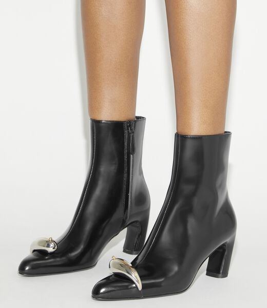 tory burch حذاء الكاحل المثقوب