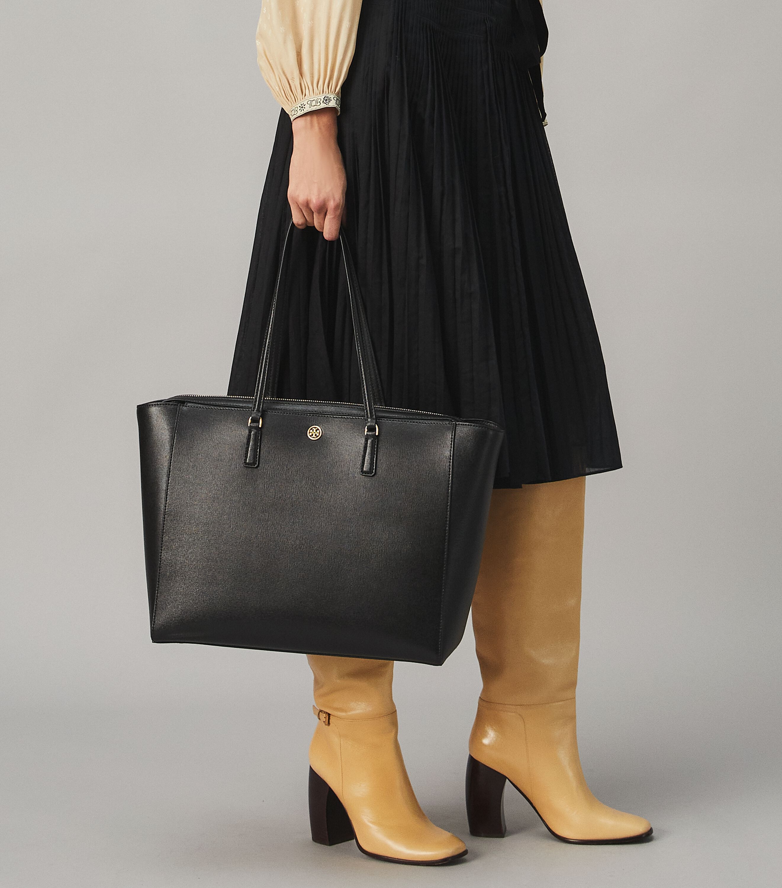 Tory burch black robinson tote 2025