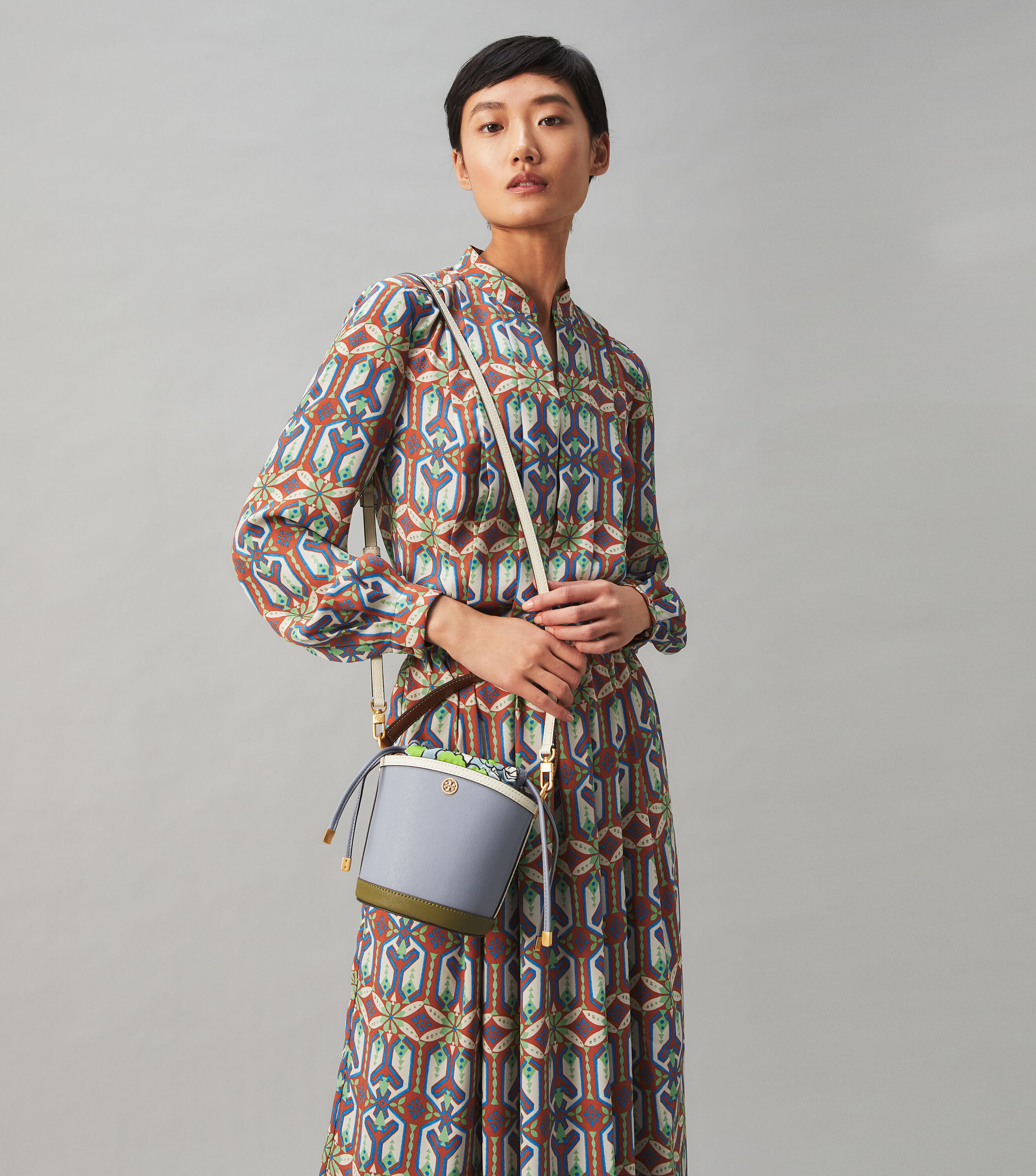 Tory burch robinson mini bucket bag store
