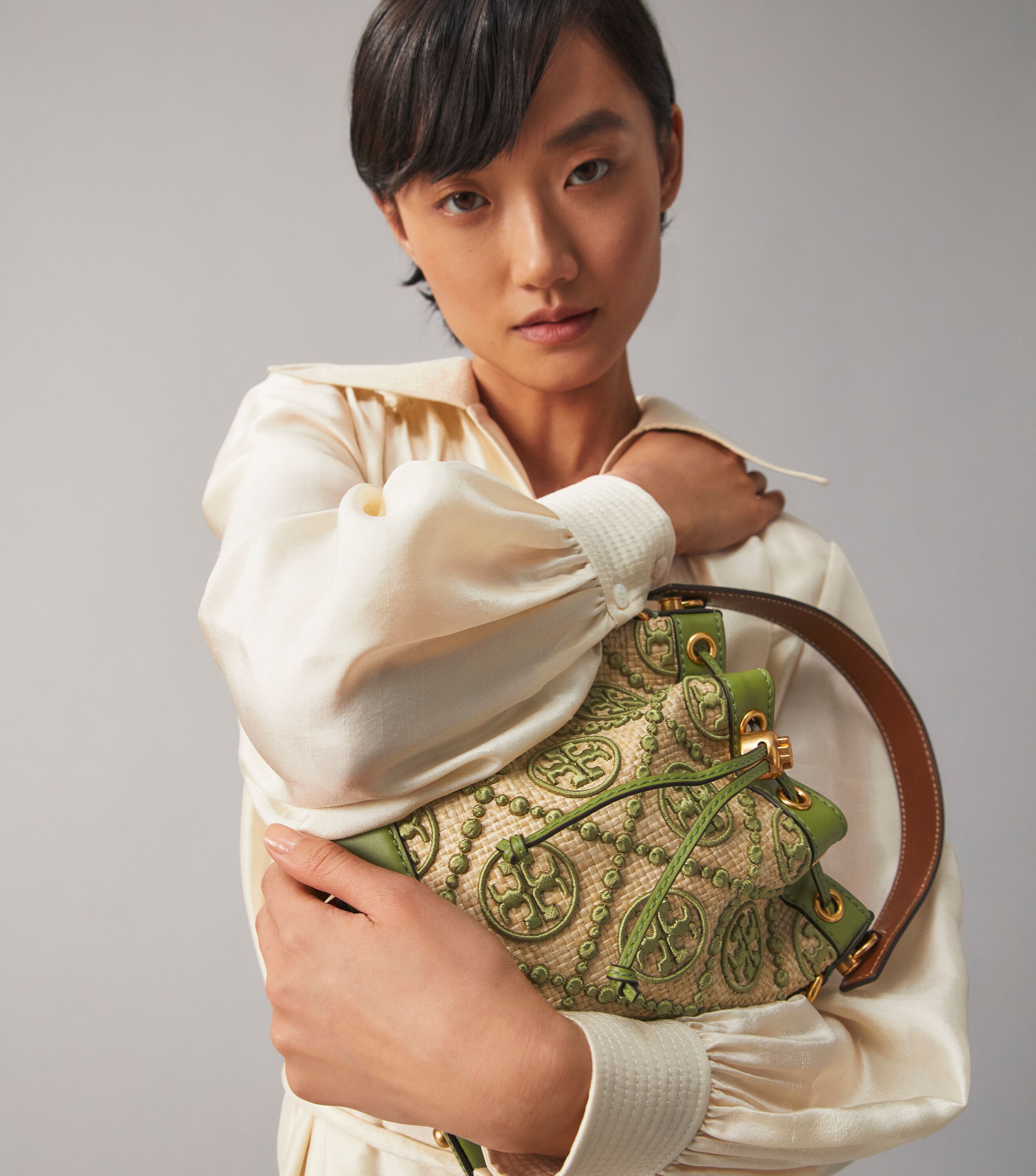 TORY BURCH TORY BURCH T Monogram Straw Bucket Bag NATURAL