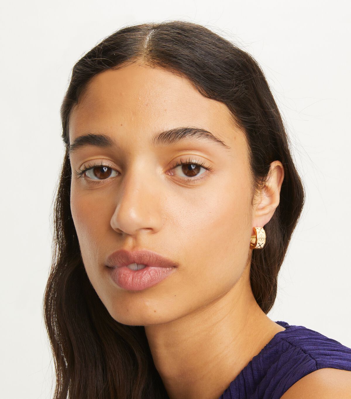 حلق حرف T الصغيرة tory burch حلق حرف t الصغيرة