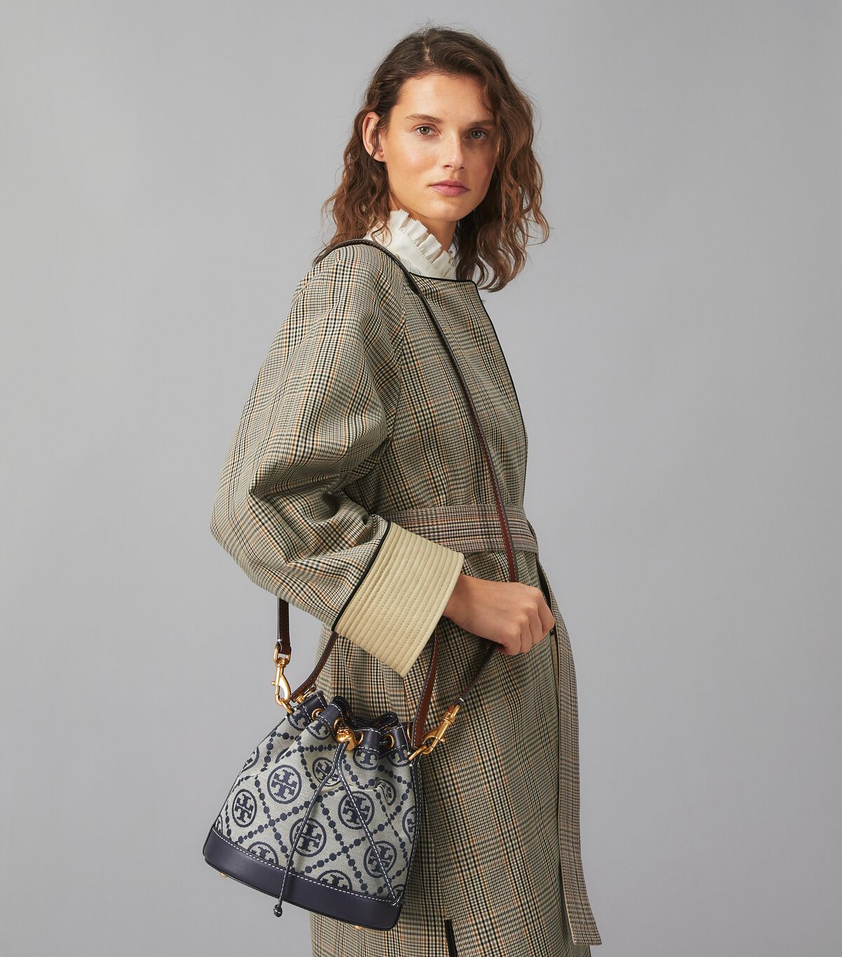 tory burch t monogram bucket bag