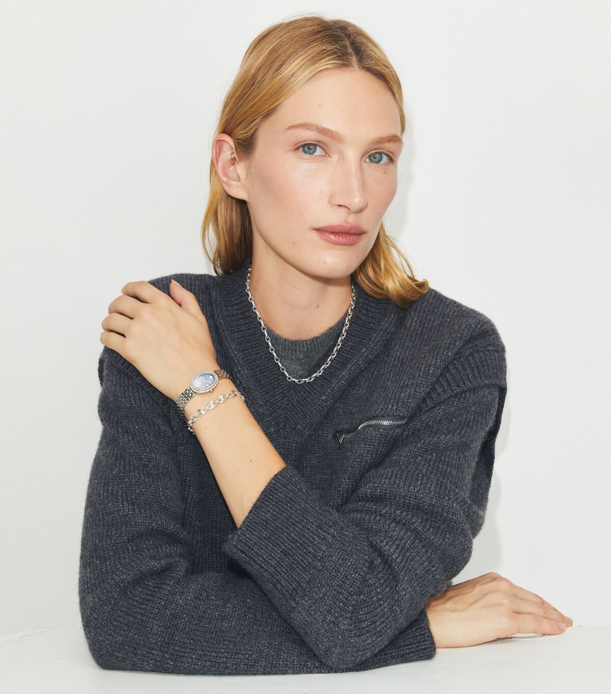 tory burch ساعة بيضاوية