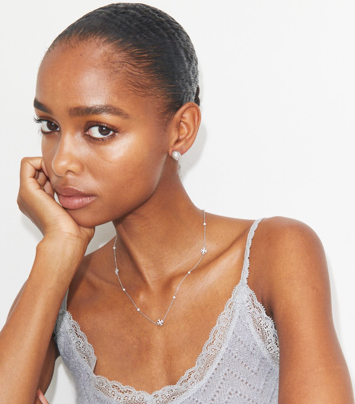 أقراط موندانس المرصعة باللؤلؤ والأحجار الكريمة tory burch أقراط موندانس المرصعة باللؤلؤ والأحجار الكريمة