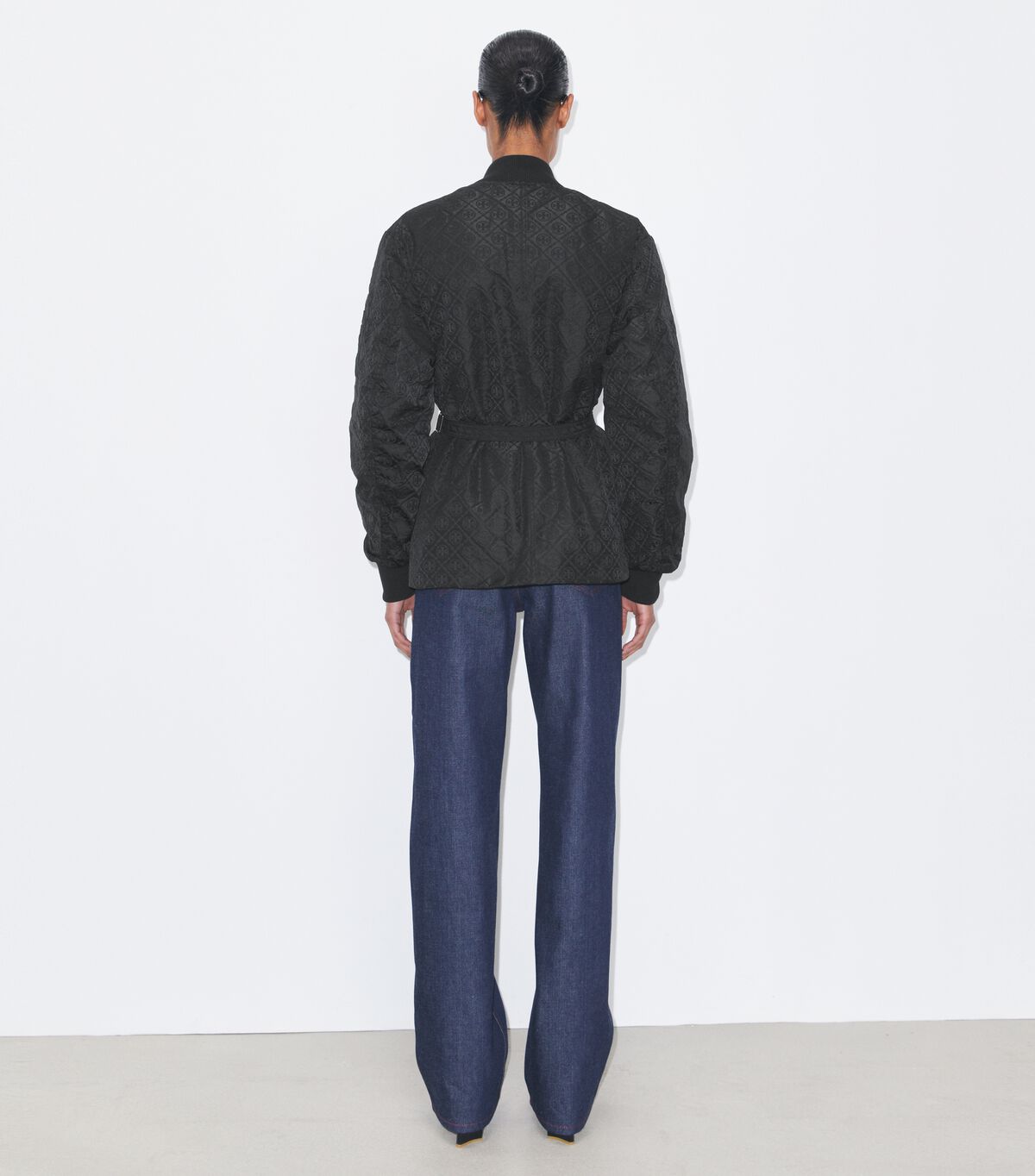 tory burch جاكيت تي مونوغرام بسحاب من قماش الجاكار