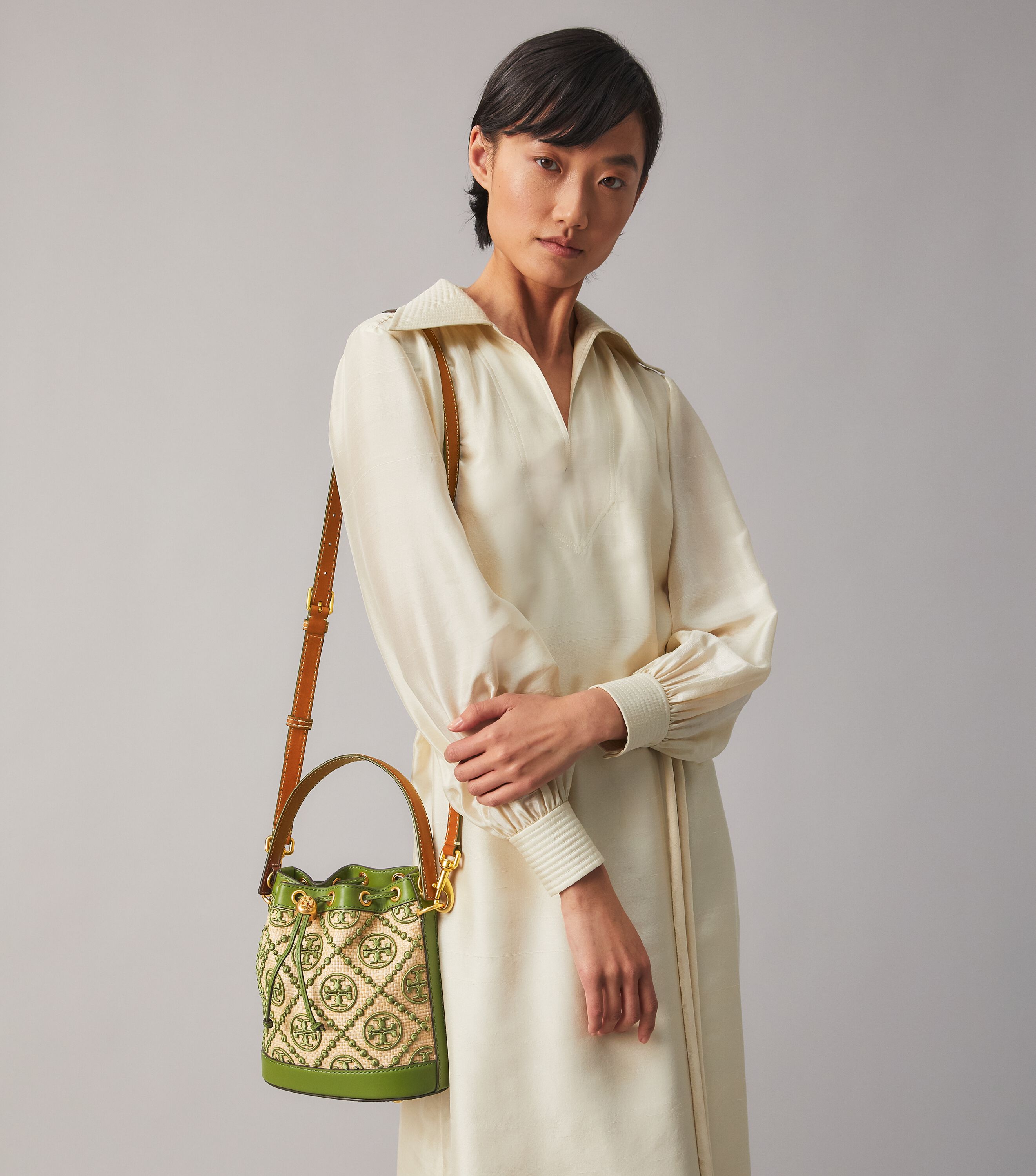 TORY BURCH TORY BURCH T Monogram Straw Bucket Bag NATURAL
