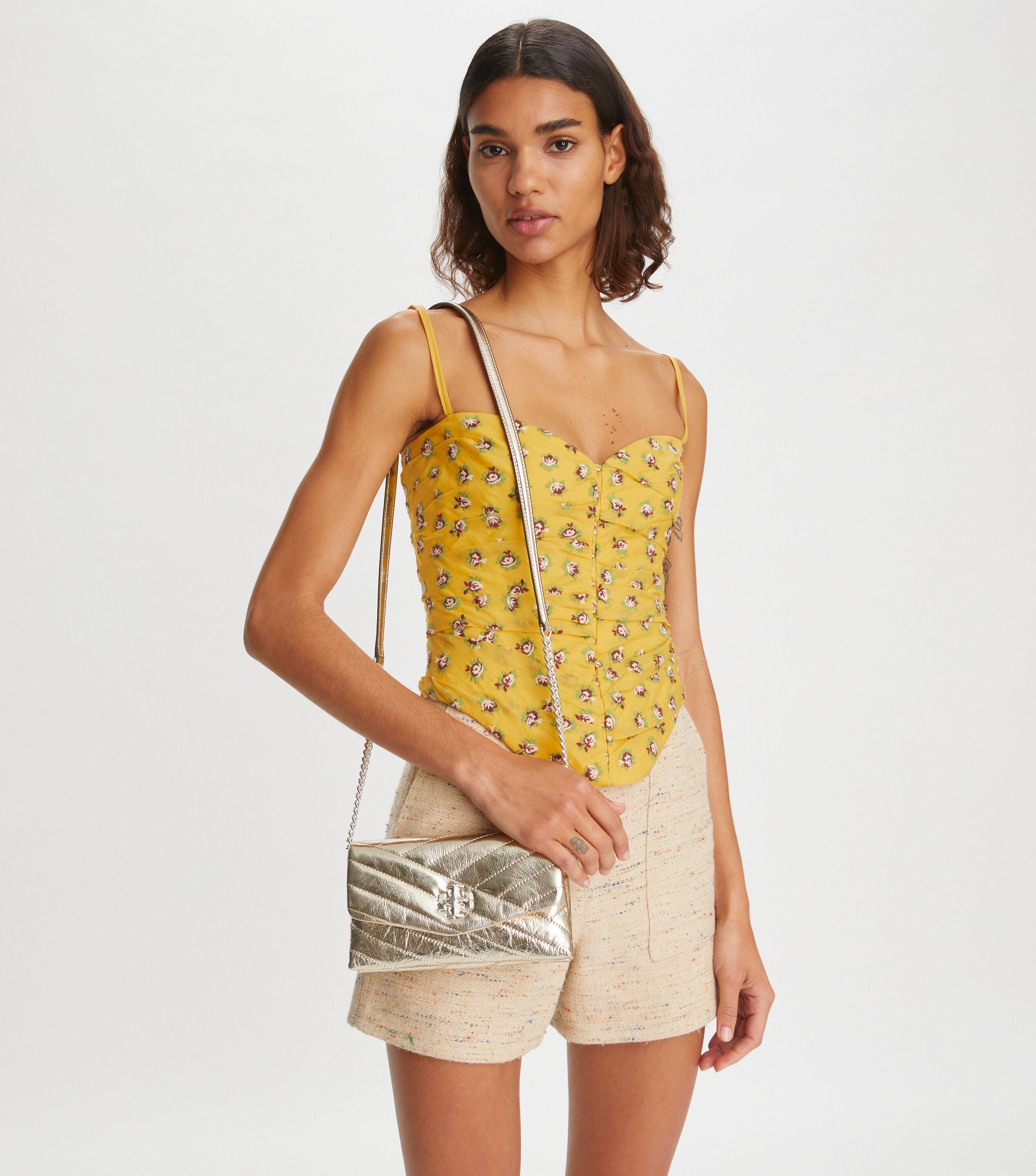 Tory burch kira chevron printed chain wallet deals
