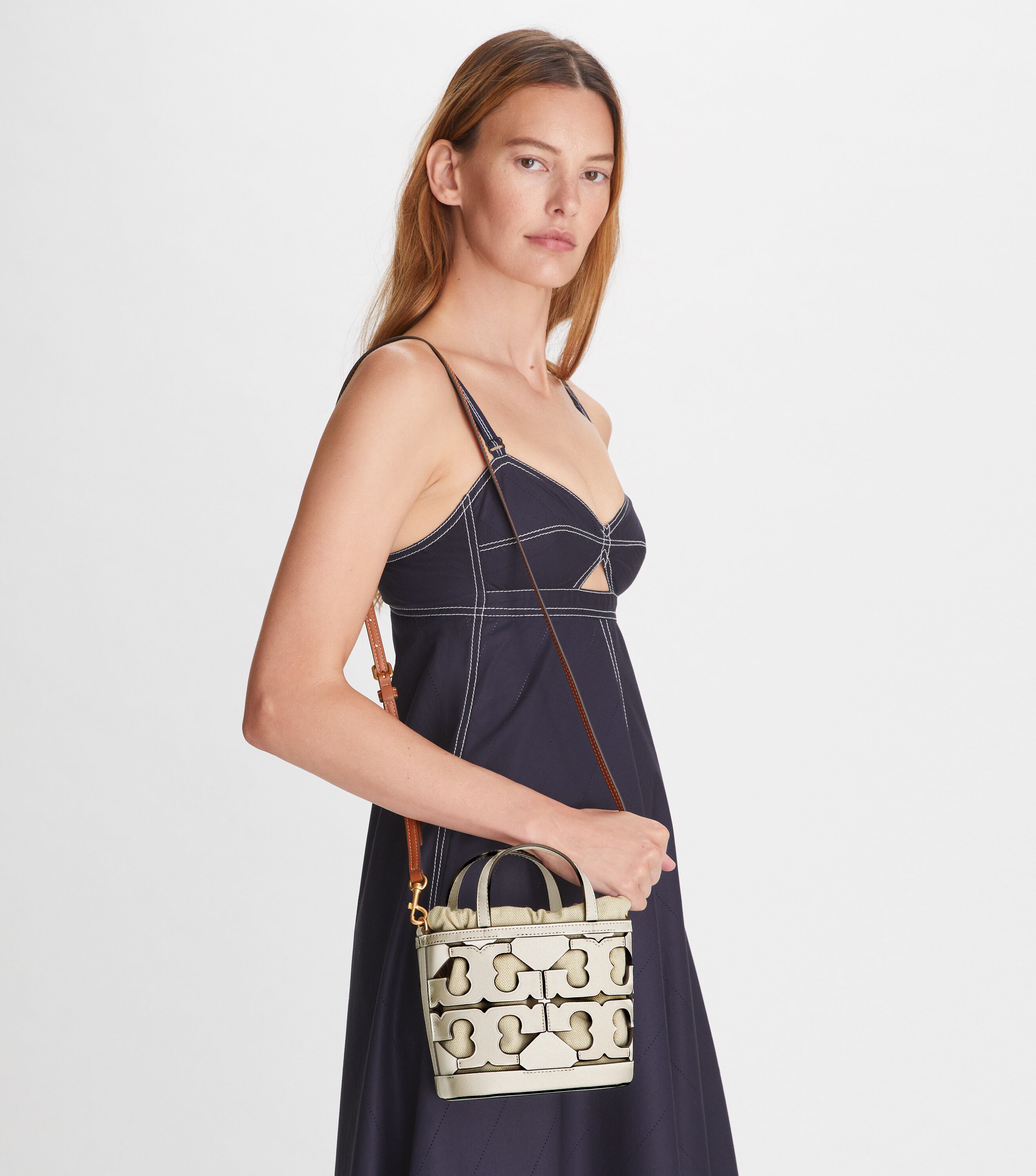 Tory burch logo sale tote