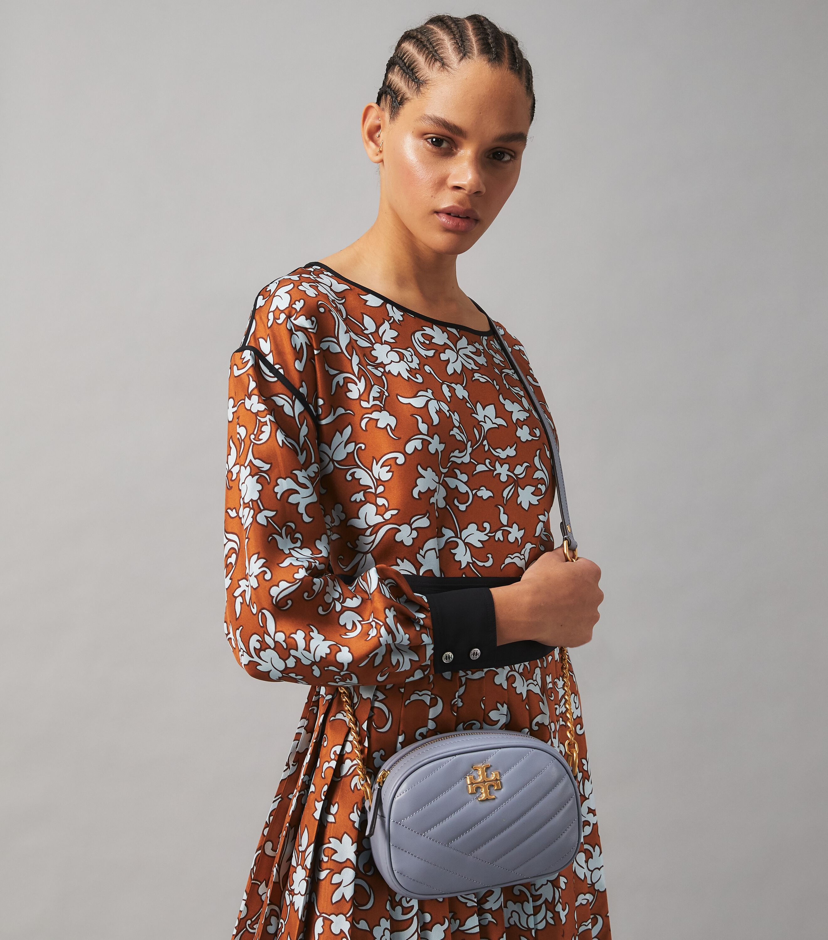 Tory burch kira hotsell chevron small camera bag