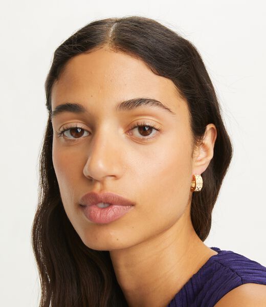 tory burch حلق حرف t الصغيرة