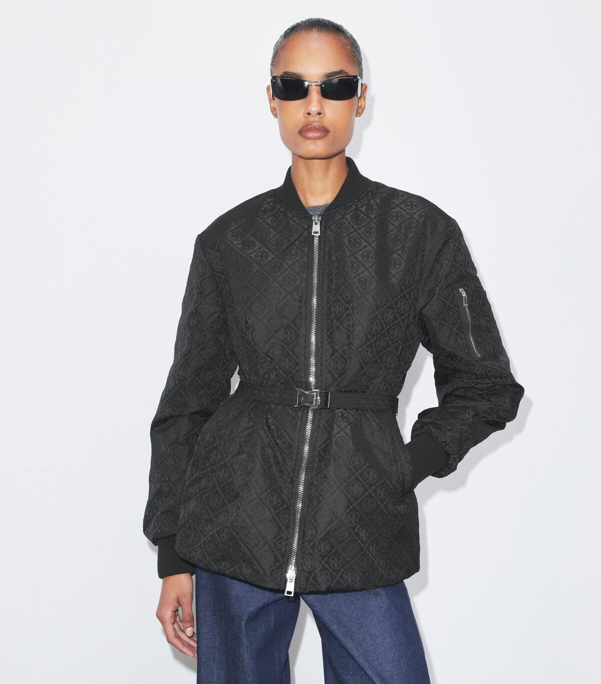 tory burch جاكيت تي مونوغرام بسحاب من قماش الجاكار