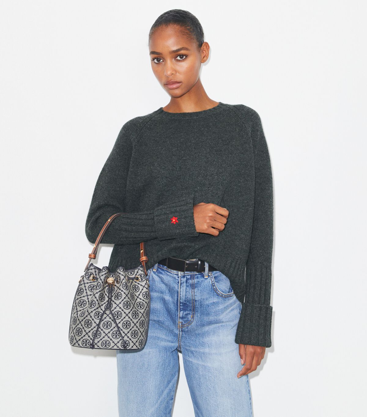 tory burch حقيبة دلو بشعار حرف t